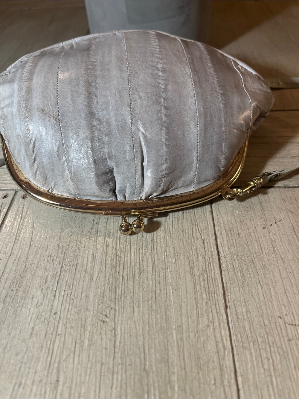 Lee Sands Eel skin Kiss-Lock Crossbody Bag with Gold Frame - Picture 4 of 7